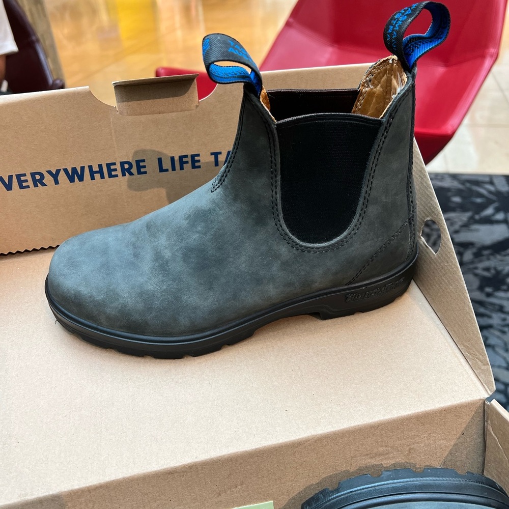 Brand New blundstone size 7,